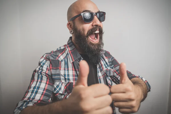 Hipster lång skäggig och mustasch mannen — Stockfoto