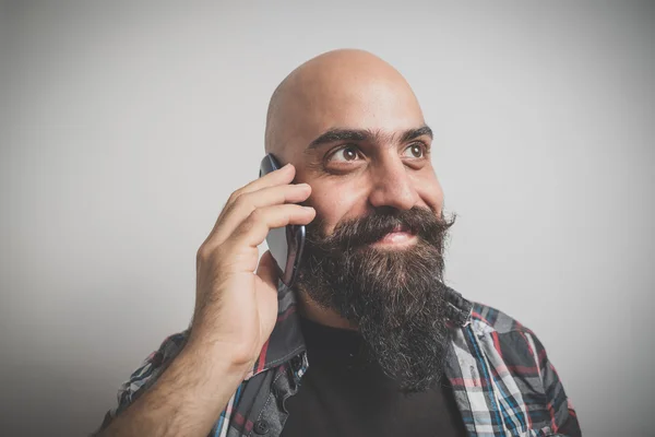 Hipster barbudo largo y bigote hombre con teléfono celular — Foto de Stock