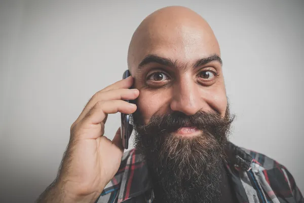 Hipster longo barbudo e bigode homem com celular — Fotografia de Stock