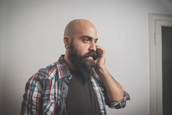 Hipster lång skäggig och mustasch man med mobiltelefon — Stockfoto