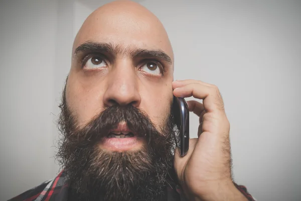 Hipster long barbu et moustache homme avec téléphone portable — Photo