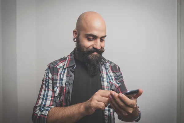 Hipster lange baard en snor man met cellphone — Stockfoto