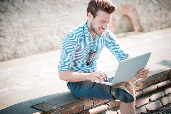 dizüstü bilgisayar kullanan hipster adam