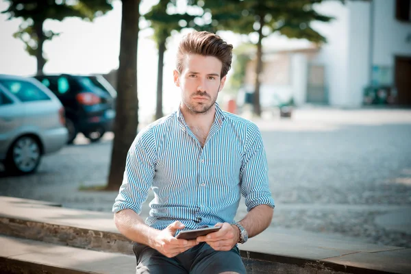 Hipster homem usando comprimido — Fotografia de Stock