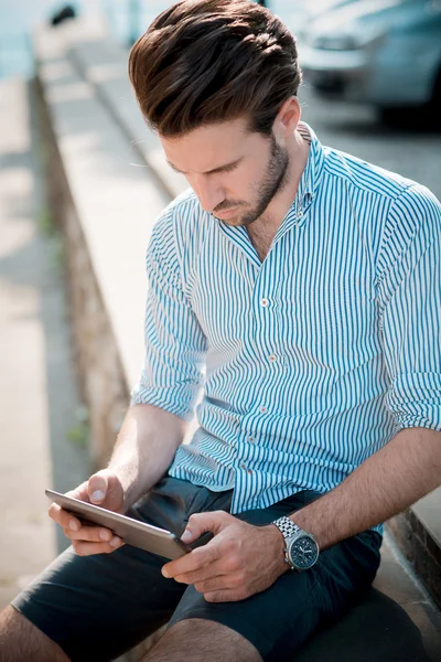 Hipster man using tablet — Stock Photo, Image