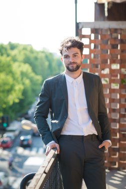 yakışıklı hipster modern zarif bir adam