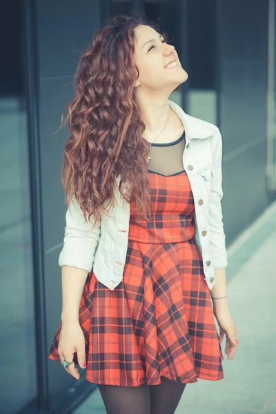 Mulher com cabelo encaracolado vermelho — Fotografia de Stock