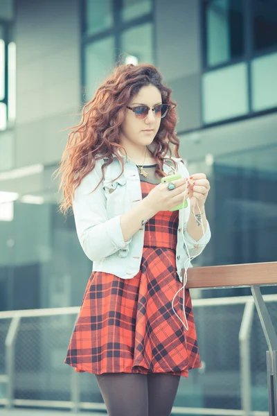 Frau mit roten lockigen Haaren — Stockfoto