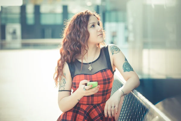 Kvinna med rött lockigt hår — Stockfoto