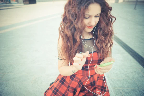 Mujer con el pelo rizado rojo —  Fotos de Stock