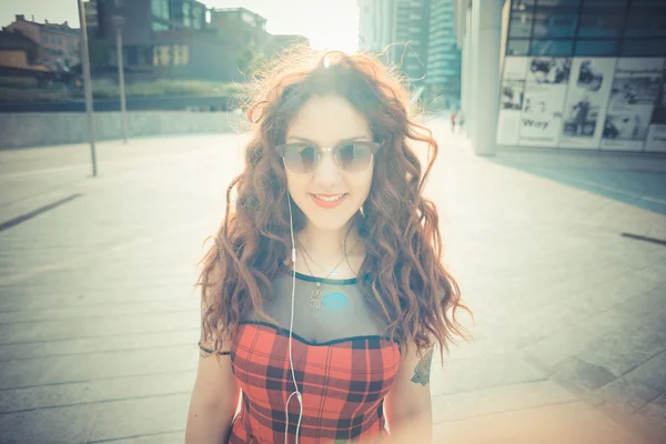 Mulher com cabelo encaracolado vermelho — Fotografia de Stock