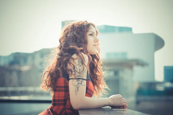 Kvinna med rött lockigt hår — Stockfoto