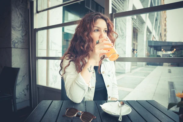 Mujer con el pelo rizado rojo —  Fotos de Stock