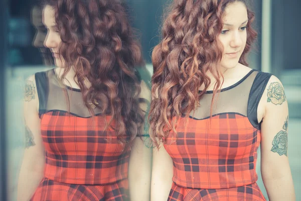 Mujer con el pelo rizado rojo — Foto de Stock