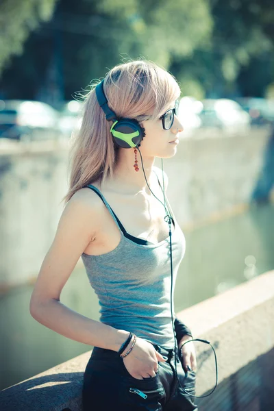 Modell Frau, die Musik hört — Stockfoto