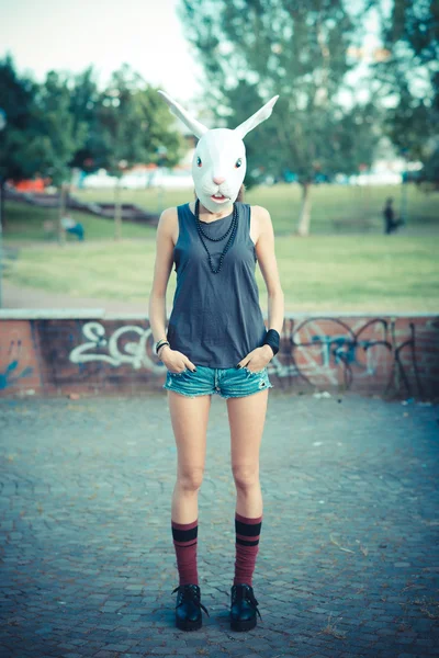 ウサギの若い美しいモデルの女性をマスクします。 — ストック写真