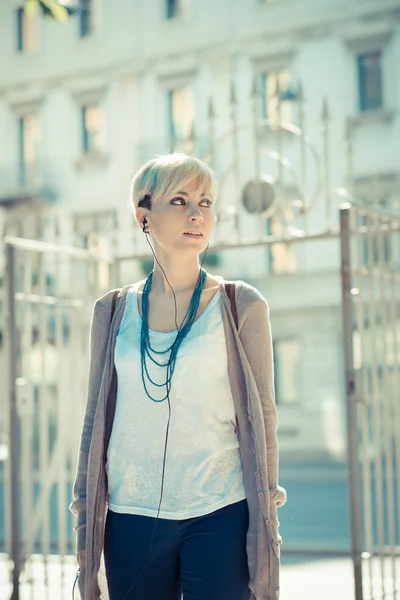 Hipster mujer escuchando música — Foto de Stock