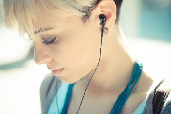 Hipster kvinna lyssnar musik — Stockfoto