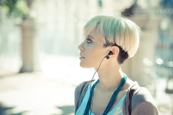 Hipster-Frau hört Musik — Stockfoto