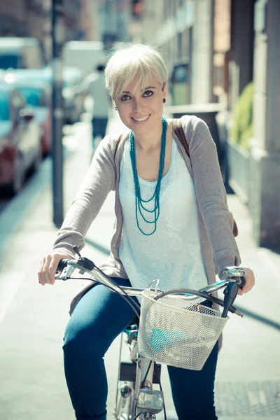 Hipster-Frau mit Fahrrad — Stockfoto