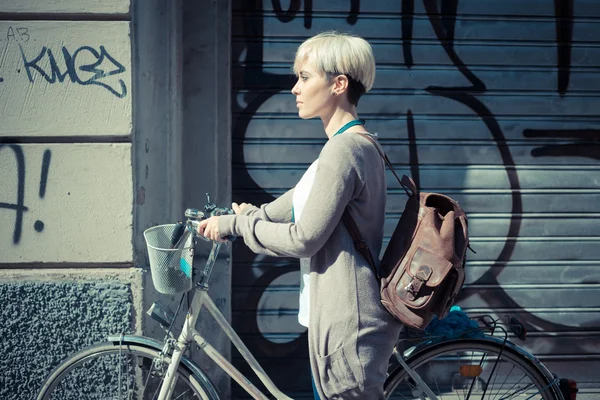 Хипстерская женщина с велосипедом — стоковое фото