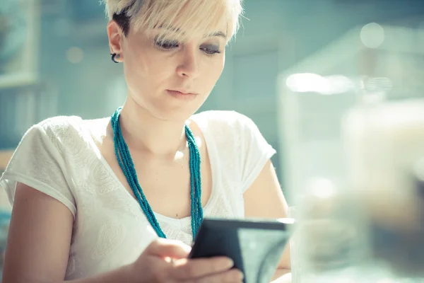 Hipster mujer usando el comprimido — Foto de Stock