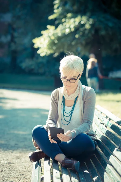 Hipster kadın tablet kullanma — Stok fotoğraf