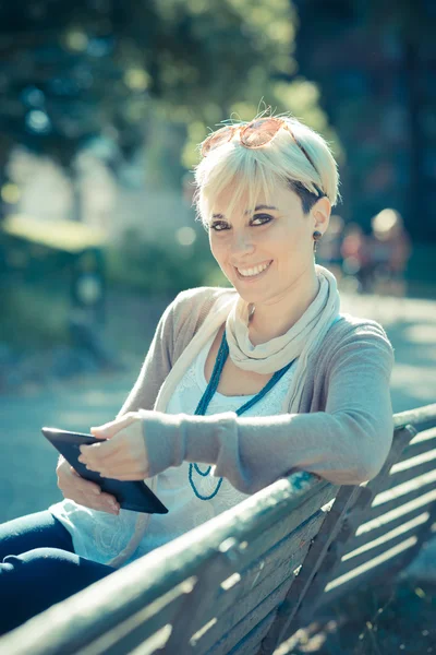 Hipster vrouw met behulp van Tablet PC — Stockfoto