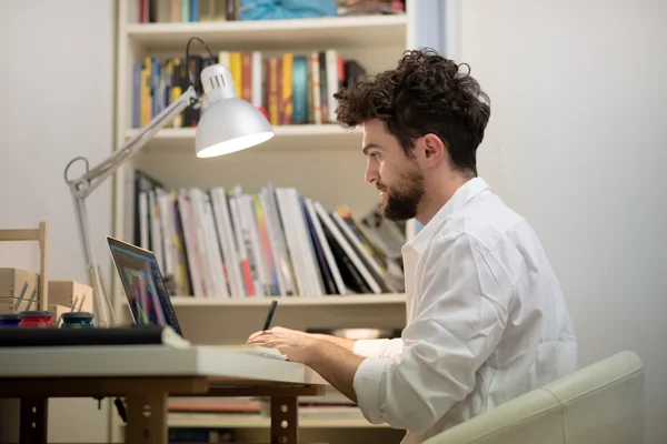 Homem trabalhando em casa usando laptop — Fotografia de Stock