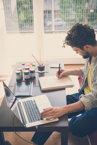 Man arbetar hem med laptop — Stockfoto