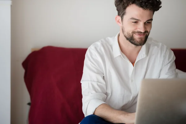 Mann arbeitet zu Hause mit Laptop — Stockfoto