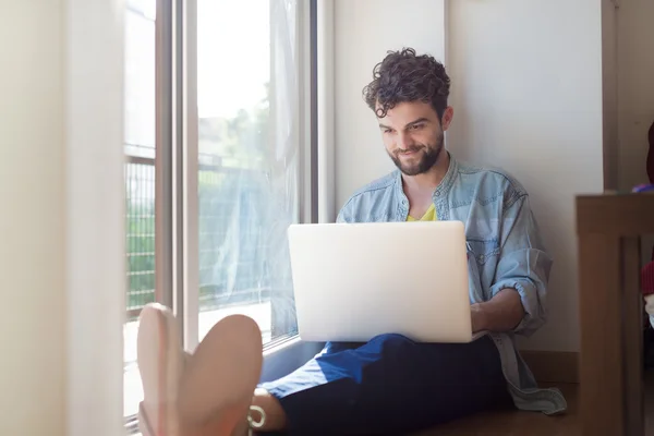 Man werken thuis via laptop — Stockfoto
