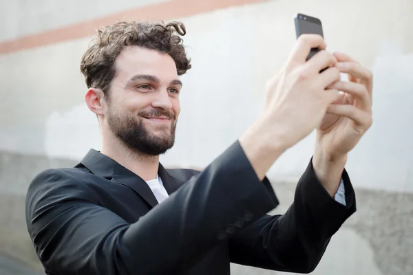 Człowiek za pomocą inteligentnego telefonu selfie — Zdjęcie stockowe