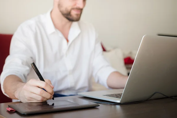 Homem trabalhando em casa usando laptop — Fotografia de Stock