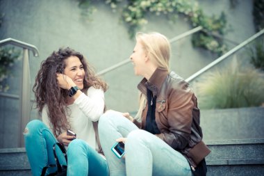 genç kadınlar akıllı telefon kullanma