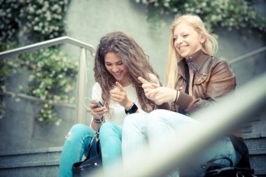 akıllı telefon kullanan kadın