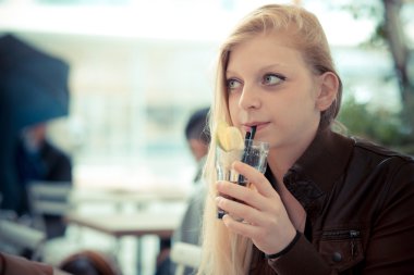 Güzel sarışın kadın.