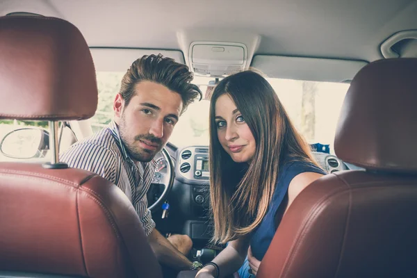 Jovens amantes casal bonito — Fotografia de Stock