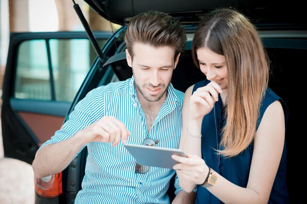 Couple amoureux utilisant la tablette — Photo