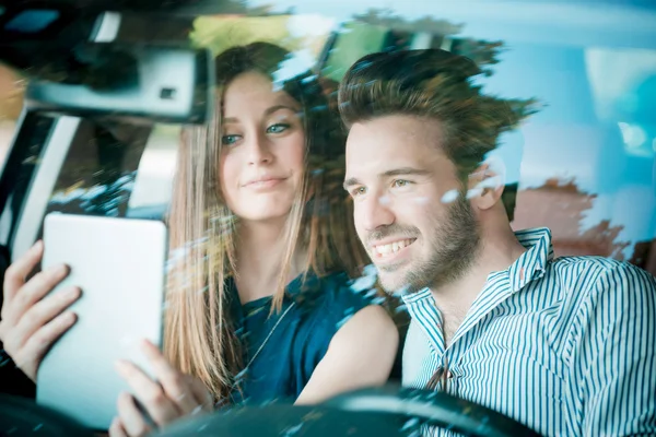 Amantes de casal usando tablet — Fotografia de Stock