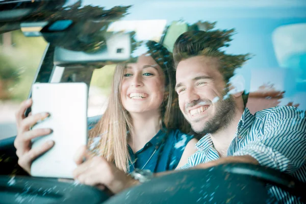 Couple amoureux utilisant la tablette — Photo