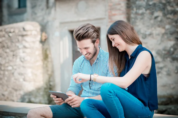 Pareja amantes usando tableta — Foto de Stock