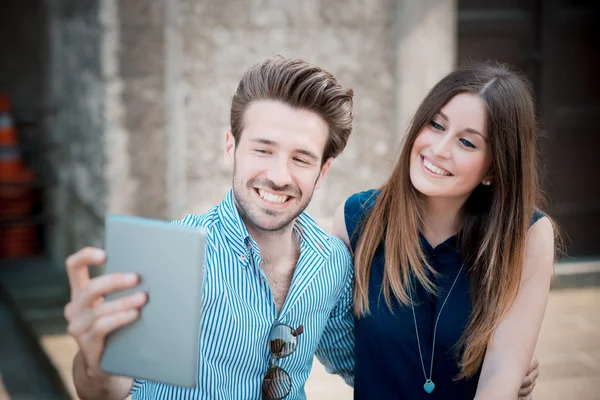 Couple amoureux utilisant la tablette — Photo