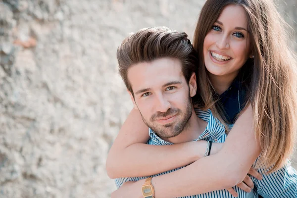 Jovens amantes casal bonito — Fotografia de Stock