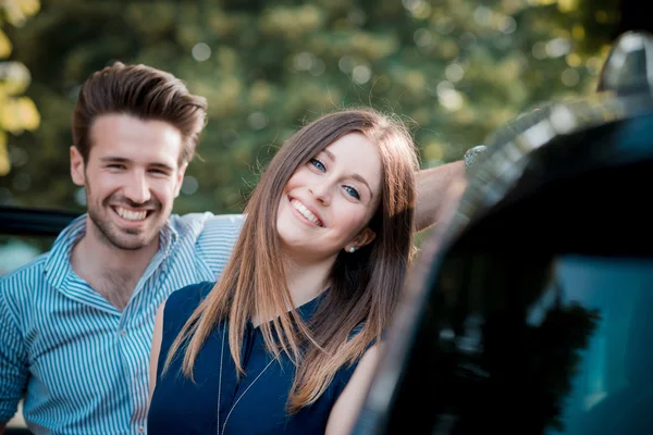 Jonge mooie paar liefhebbers — Stockfoto