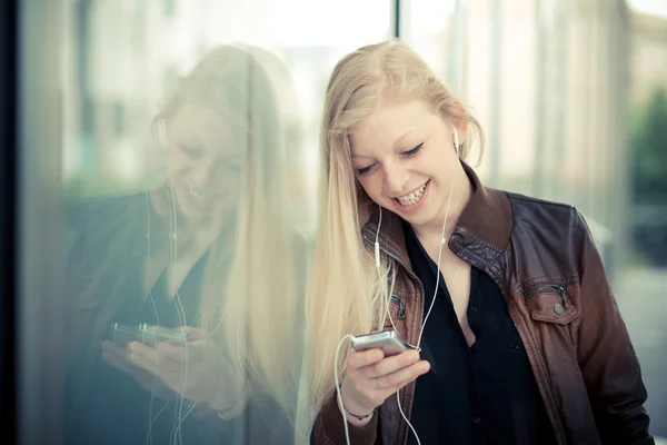 Mooie jonge blonde vrouw — Stockfoto