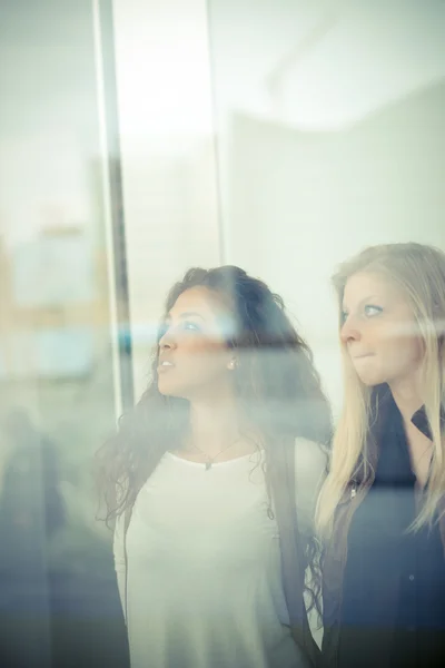 Eleganti giovani donne — Foto Stock