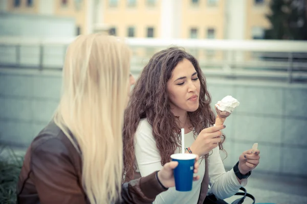 Eleganti giovani donne — Foto Stock