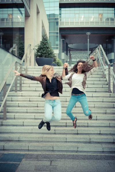 Mujeres jóvenes con estilo —  Fotos de Stock