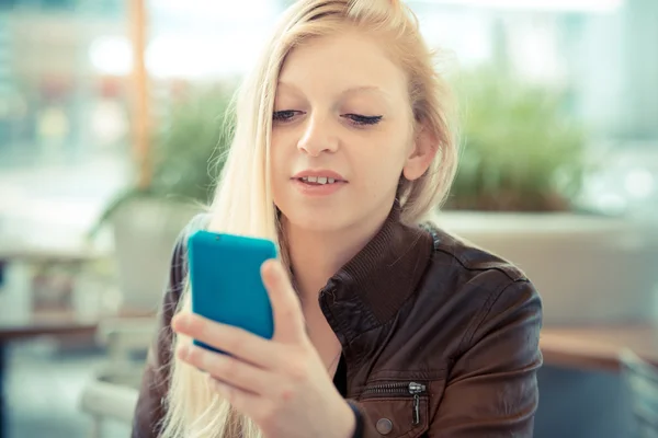 Schöne junge blonde Frau — Stockfoto